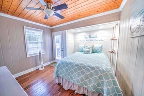 2 bedrooms, WiFi - 696 Seashell Dr. - Adorable Beach House with Golf Cart! (Panama City Beach)