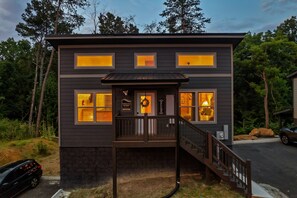 Exterior - Best Location! Dollywood & PF Downtown! Brand New with MTN View, Hot Tub,Games (Sevierville)