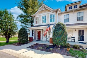 Exterior - Modern townhome with on-site golf & pool - water views, W/D, & central AC (Nashville)