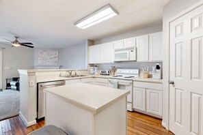 Laundry - Modern townhome with on-site golf & pool - water views, W/D, & central AC (Nashville)