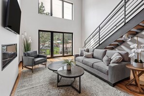 TV, fireplace - Luxury Loft 3 on Main Street (Hill City)
