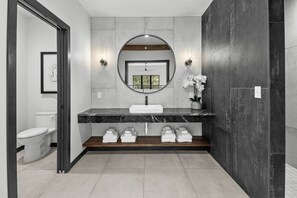 Shower, hair dryer, towels - Luxury Loft 3 on Main Street (Hill City)