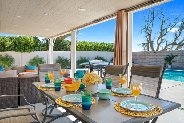 Outdoor dining - Views, Gameroom, Saltwater Pool & Hot tub, Firepit (Desert Hot Springs)