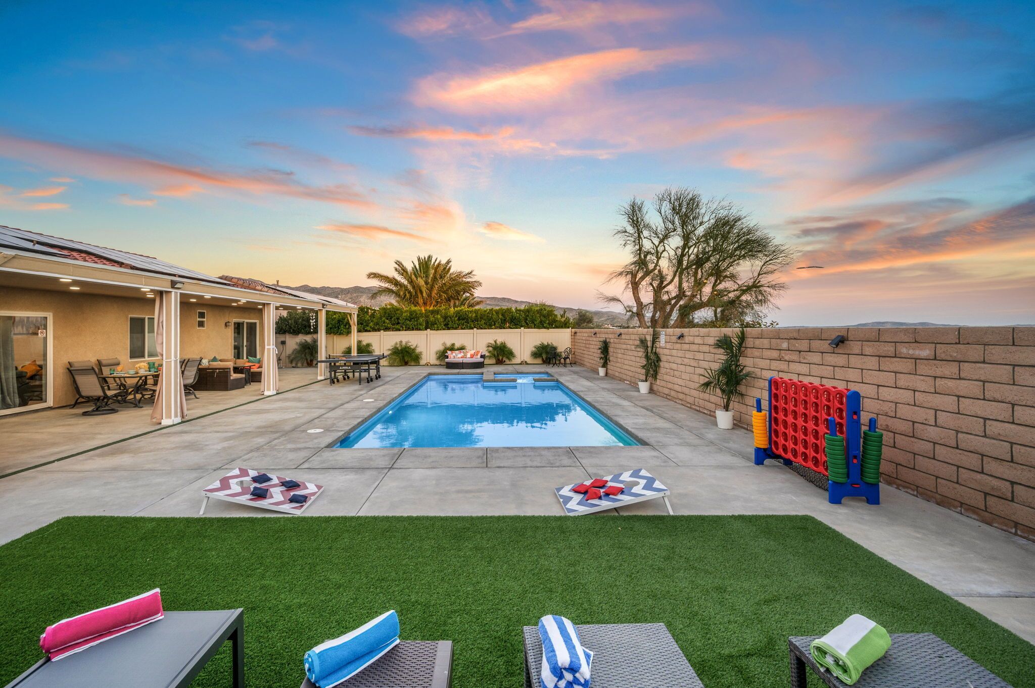 Utendørsbasseng og et oppvarmet basseng