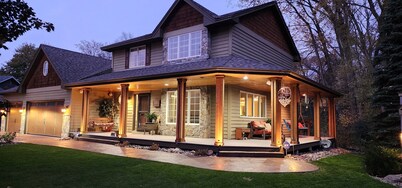 "Charming Five-Bedroom Cottage Destination at Everchanging Seasons!" 