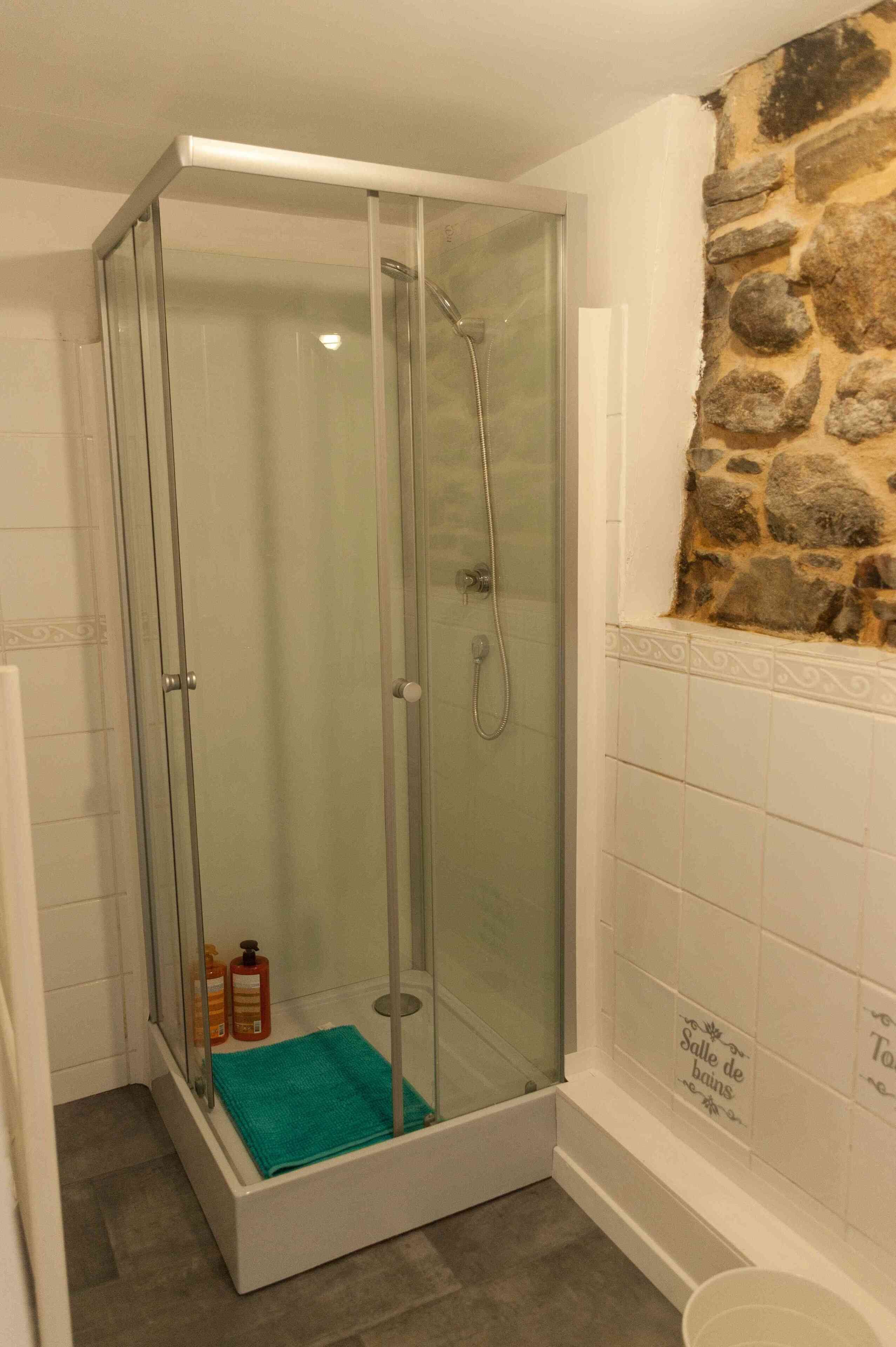Douche, articles de toilette écologiques, sèche-cheveux