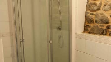 Douche, articles de toilette écologiques, sèche-cheveux
