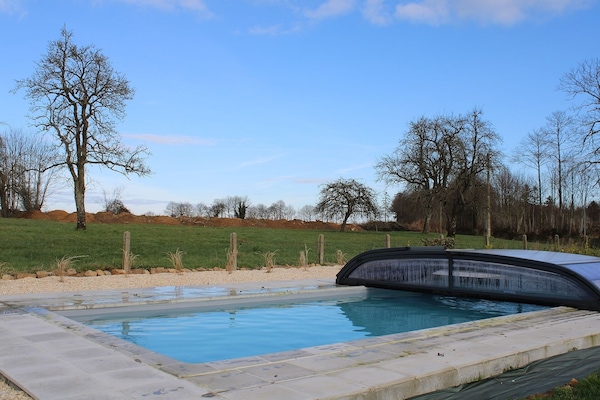 Utomhuspool och uppvärmd pool