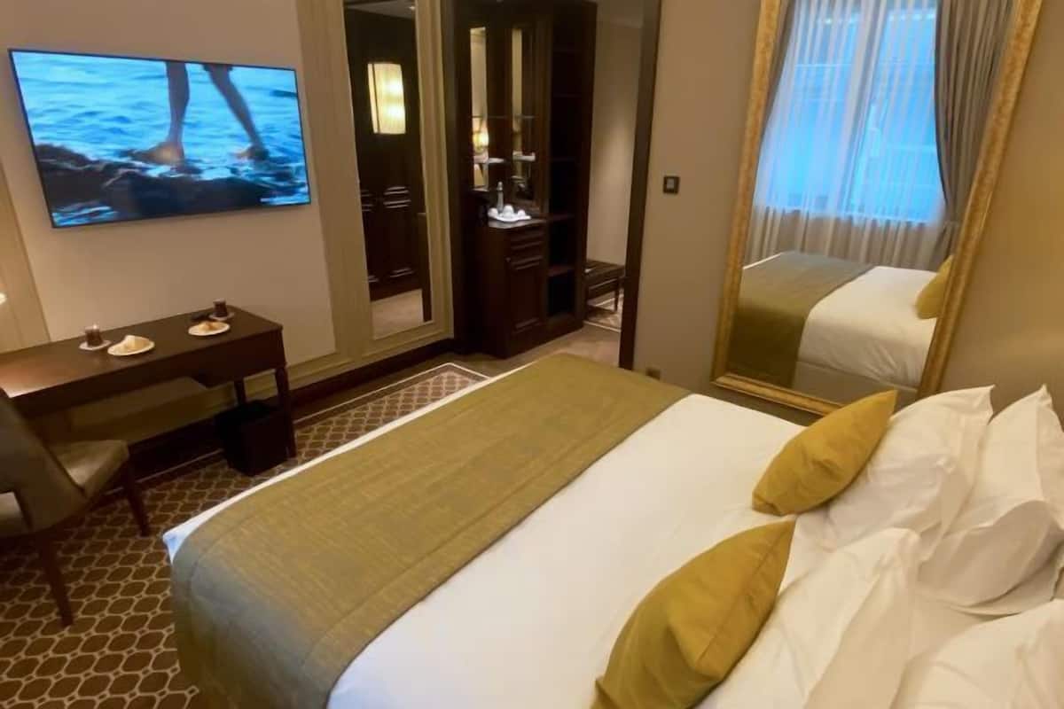 1 bedroom, Egyptian cotton sheets, premium bedding, down duvets