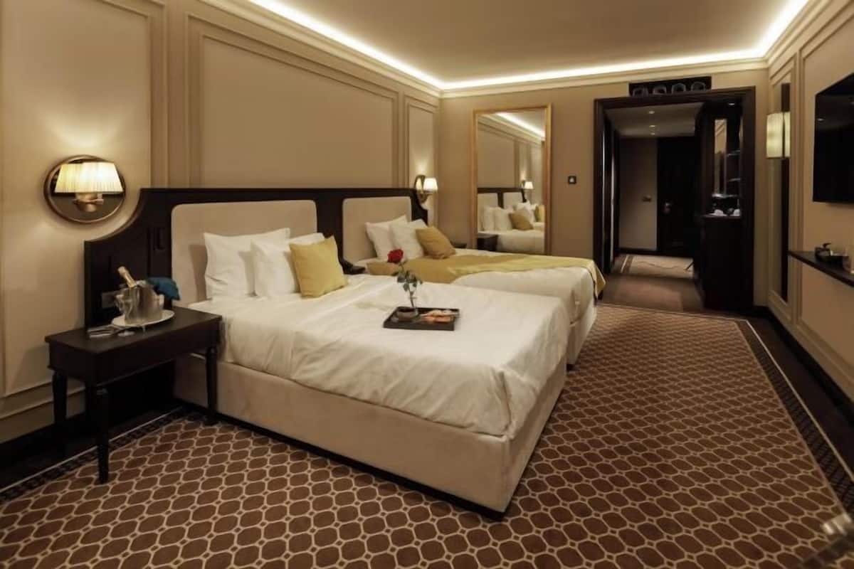 1 bedroom, Egyptian cotton sheets, premium bedding, down duvets