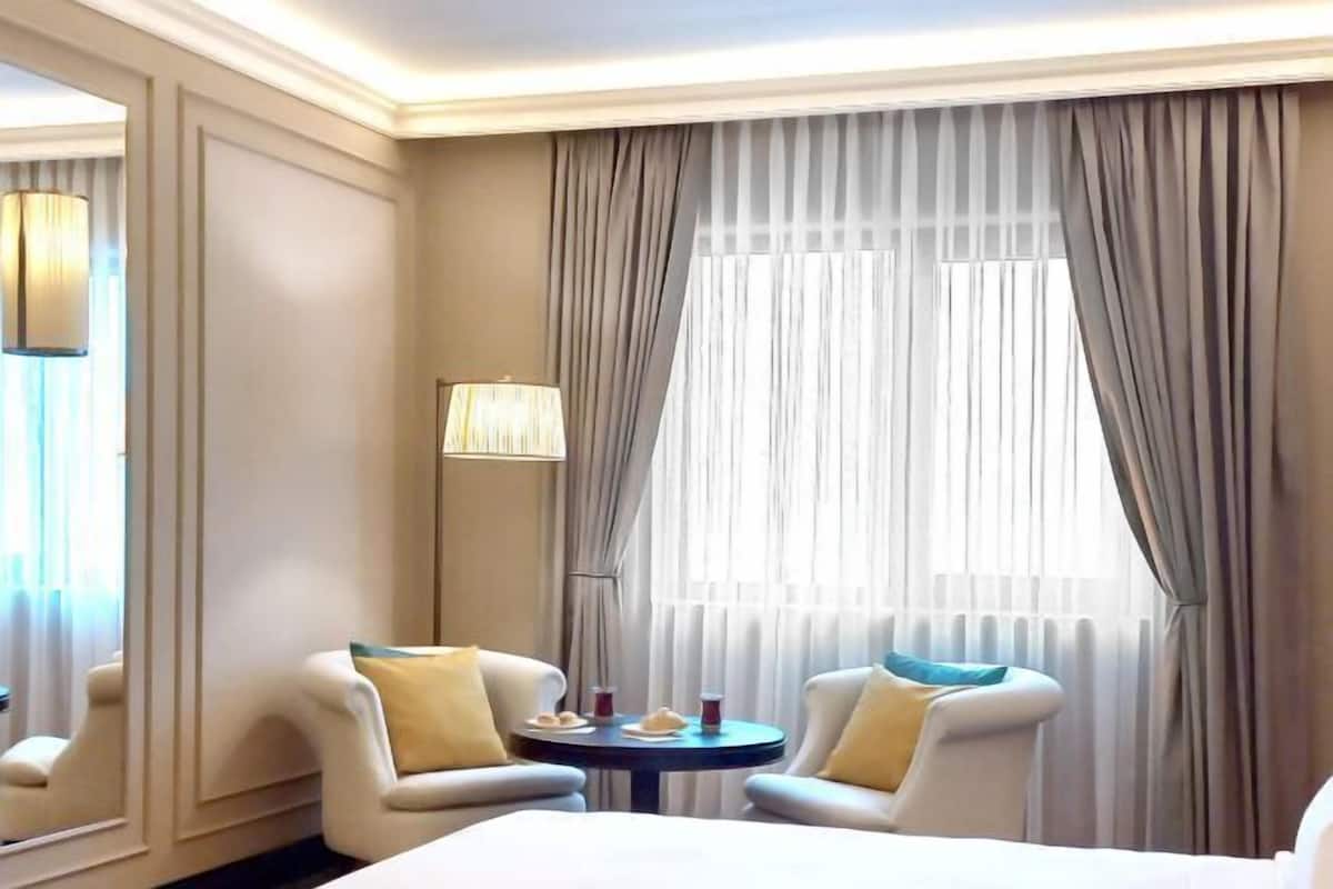 1 bedroom, Egyptian cotton sheets, premium bedding, down duvets