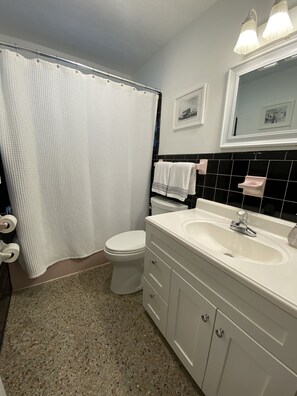 Douche, sèche-cheveux, serviettes fournies, savon