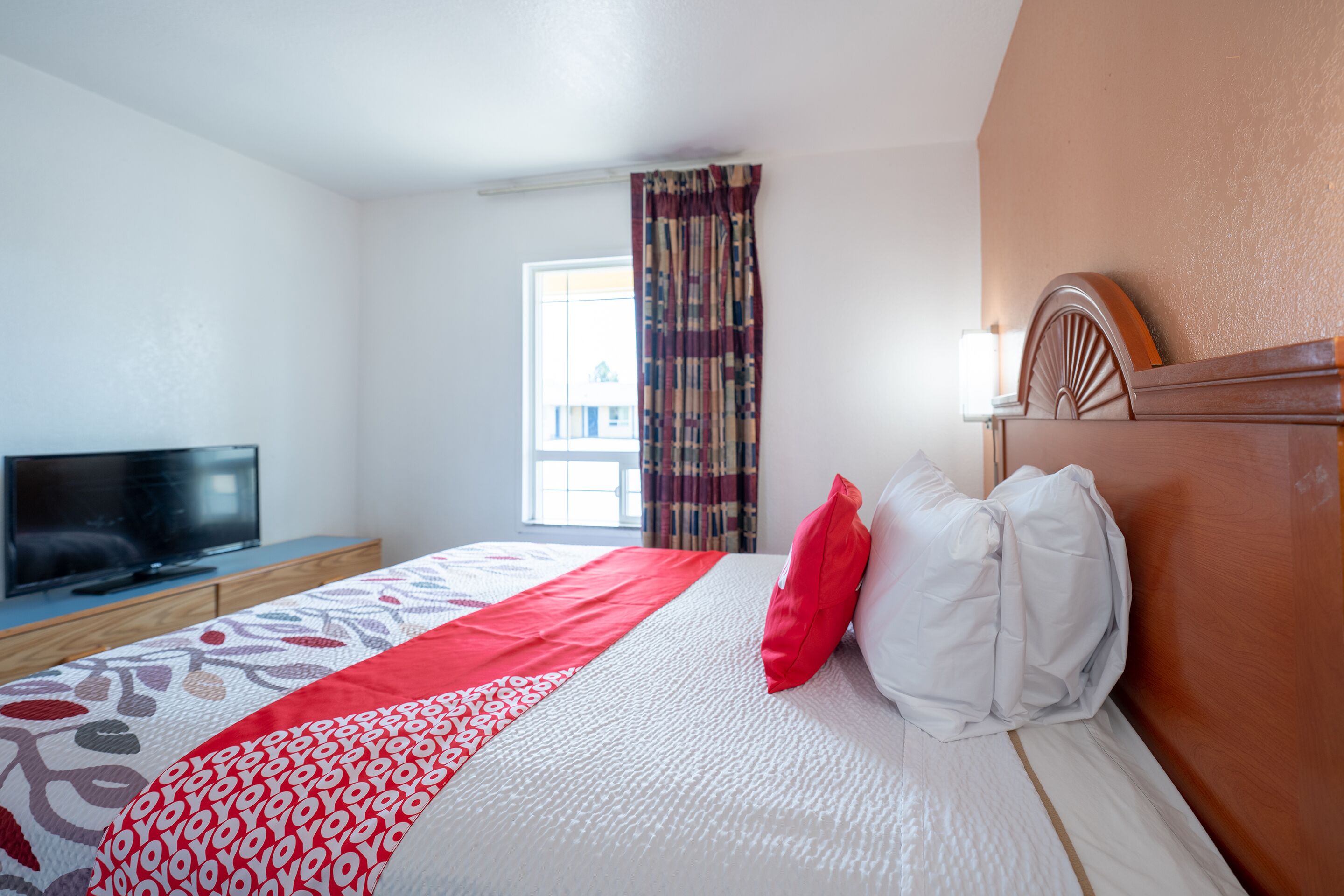 Escritorio, wifi gratis y ropa de cama 