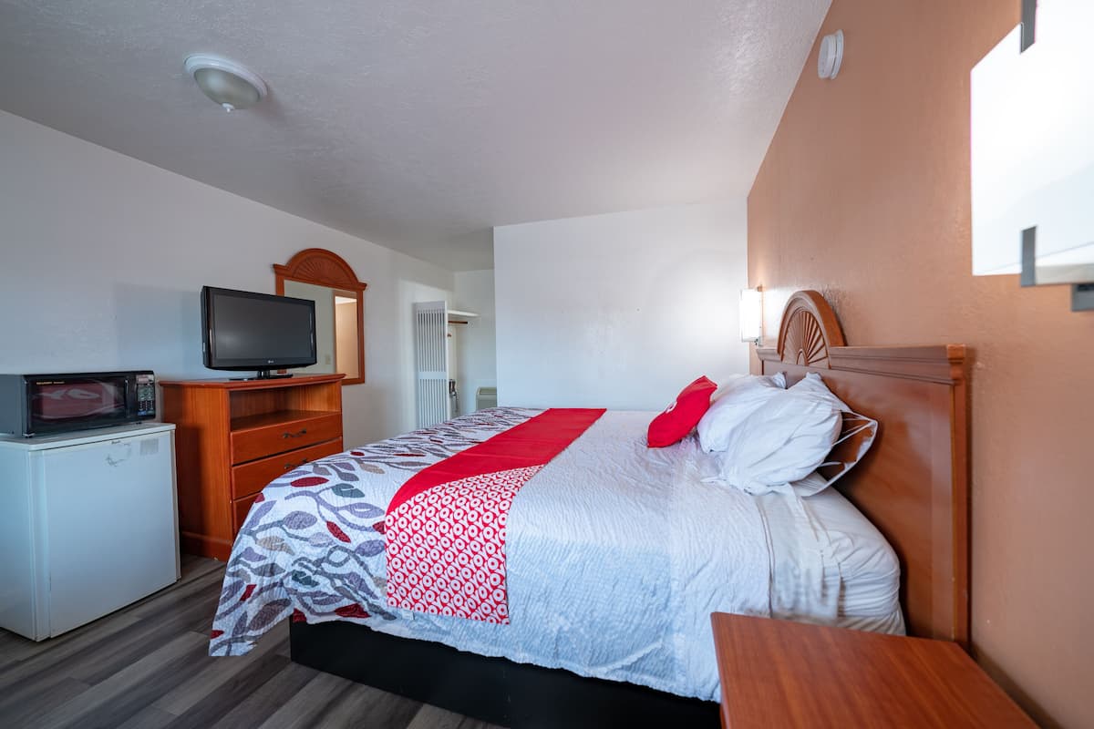Room, 1 Queen Bed | Desk, free WiFi, bed sheets