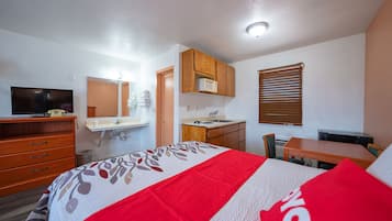Habitación Premium, 2 camas de matrimonio, cocina básica | Escritorio, wifi gratis, ropa de cama