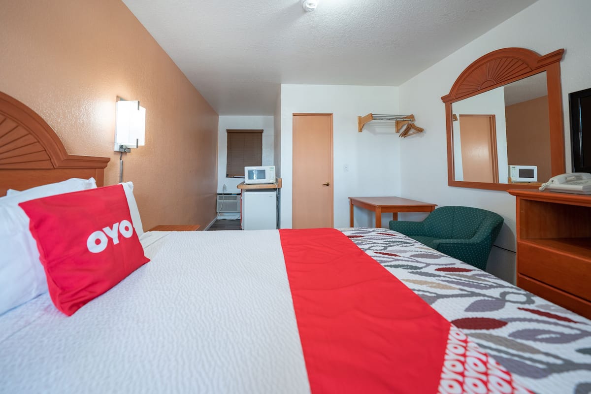Premium Room, 1 Queen Bed, Kitchenette | Desk, free WiFi, bed sheets