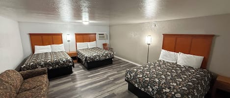 Habitación Deluxe | Ropa de cama de alta calidad, edredones de plumas, mobiliario individual