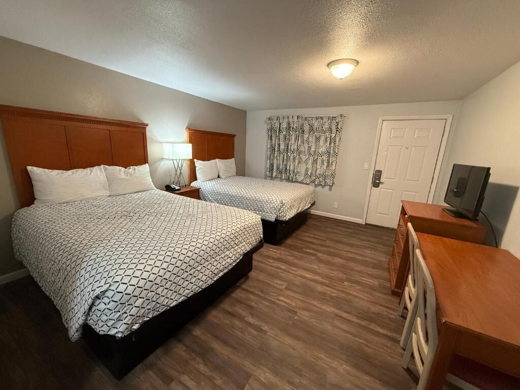Kamer, 2 queensize bedden | Luxe beddengoed, donzen dekbedden, individueel gemeubileerd, een bureau