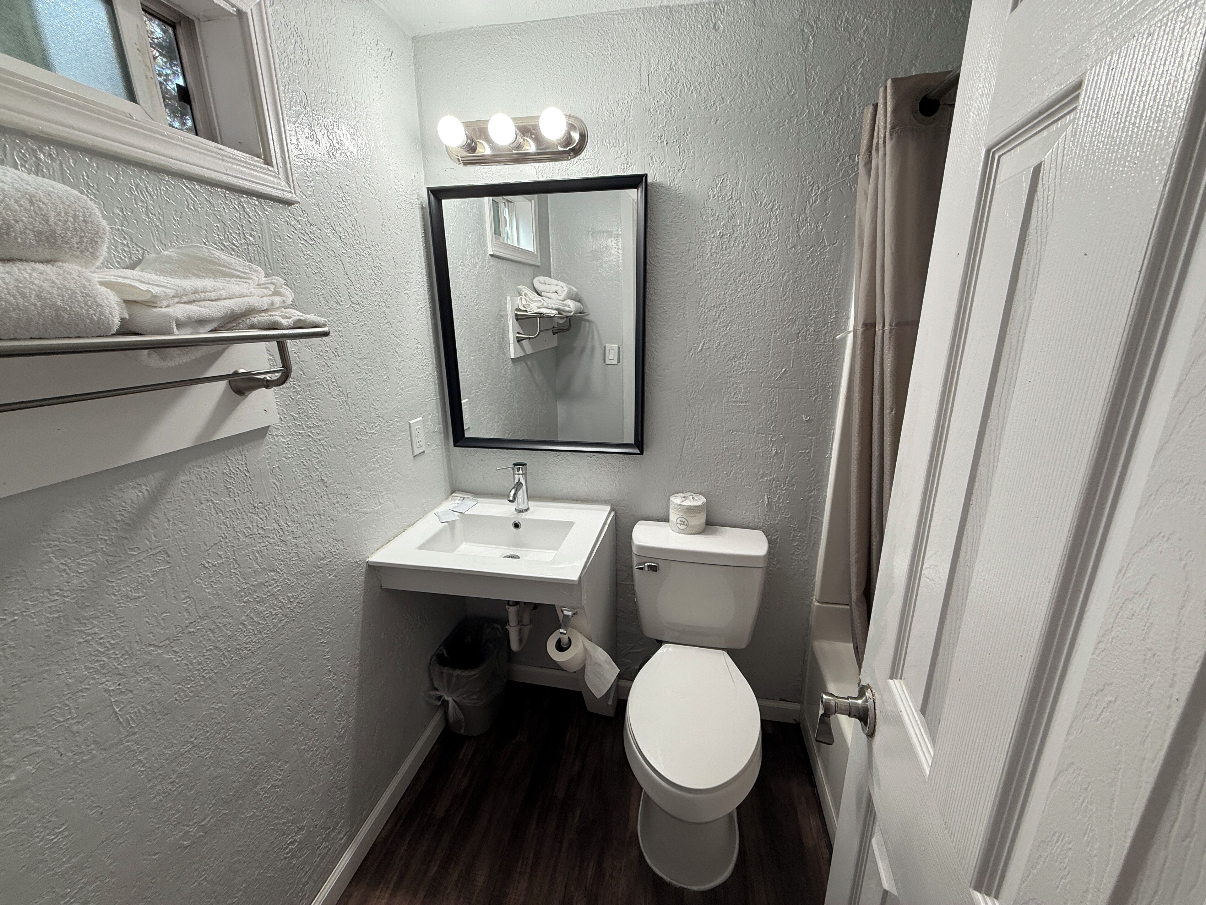Habitación Premium | Baño | Artículos de higiene personal gratuitos y toallas