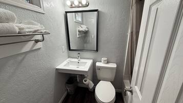 Habitación Premium | Baño | Artículos de higiene personal gratuitos y toallas