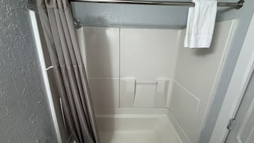 Habitación Premium | Baño | Amenidades de baño gratuitas y toallas