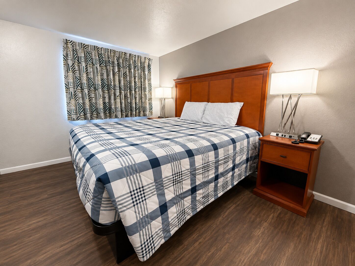 Kamer, 1 kingsize bed | Luxe beddengoed, donzen dekbedden, individueel gemeubileerd, een bureau