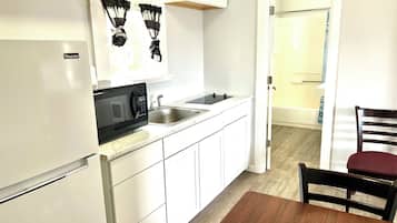 Room, 2 Queen Beds, Kitchenette | Private kitchenette