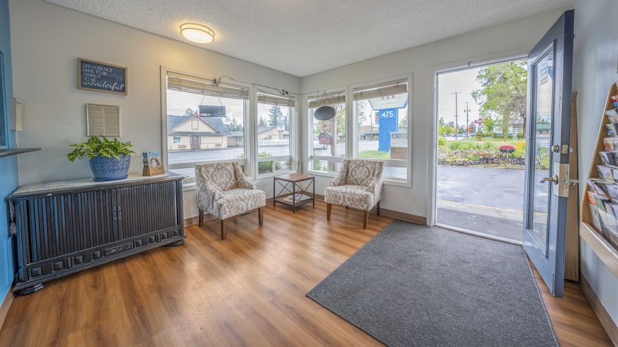 Royal Gateway Motel By OYO