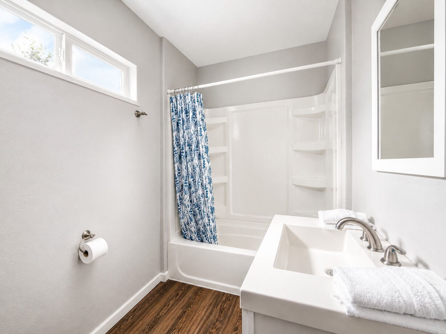 Suite, meerdere bedden, kitchenette | Badkamer | Gratis toiletartikelen, handdoeken
