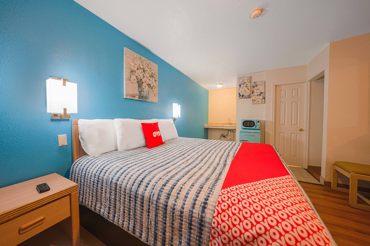Room, 1 King Bed | Desk, free WiFi, bed sheets