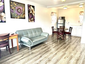 Suite, 2 camas Queen size, cocineta | Escritorio, wifi gratis y ropa de cama 