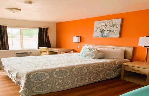 Habitación, 1 cama King size | Escritorio, wifi gratis y ropa de cama 