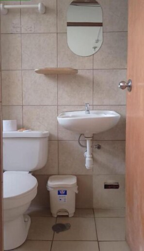 Jetted bath, hydromassage showerhead, free toiletries, hair dryer - Hotel Casa Shami (Cusco)