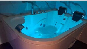 Comfort Suite, Jetted Tub | Bathroom | Jetted tub, hydromassage showerhead, free toiletries, hair dryer - Hotel Casa Shami (Cusco)