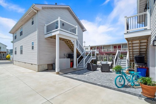 3-bedroom with parking pass 4 beach badges 1 block to the beach and boardwalk