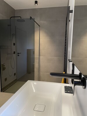 Dusche, Haartrockner, Handtücher, Seife