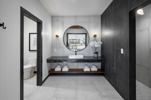 Doccia, asciugacapelli, asciugamani