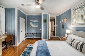 4 sovrum, skrivbord, strykjärn/strykbräda och resesäng