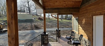 New cabin in Mountain Home 1 mile from Buzzard Roost Marina. 