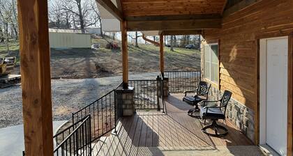 New cabin in Mountain Home 1 mile from Buzzard Roost Marina.