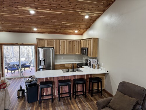 New cabin in Mountain Home 1 mile from Buzzard Roost Marina. 