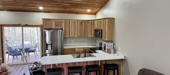 New cabin in Mountain Home 1 mile from Buzzard Roost Marina. 