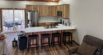 New cabin in Mountain Home 1 mile from Buzzard Roost Marina.