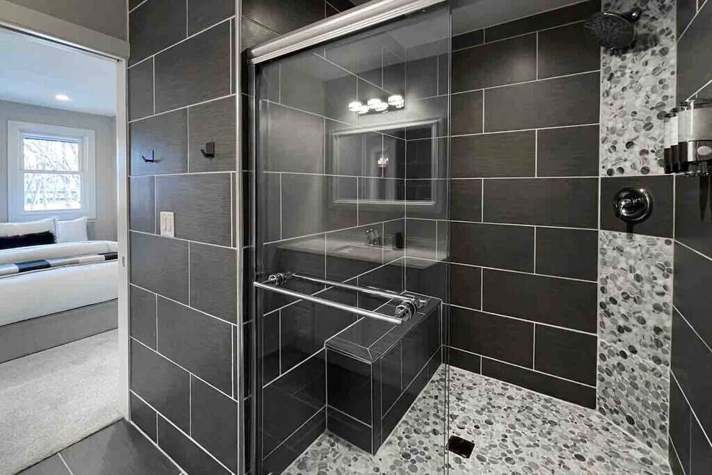 Shower, towels, shampoo