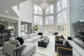 Fernseher, Kamin, Videospiele, Stereoanlage