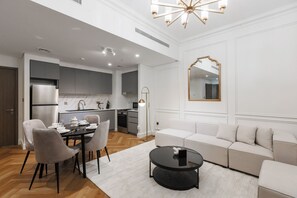 Smart TV, fireplace - Burj Khalifa View & Creek lagoon (Dubai)