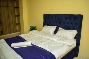 3 habitaciones, tabla de planchar con plancha, wifi y ropa de cama 