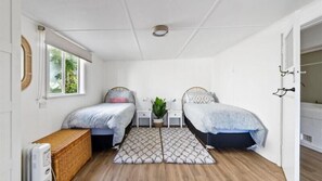 2 habitaciones, escritorio y ropa de cama