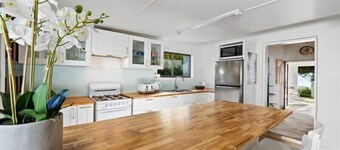 Maizies View - A Hidden Gem - Maizies View - Lovingly renovated 1950s character home with a view