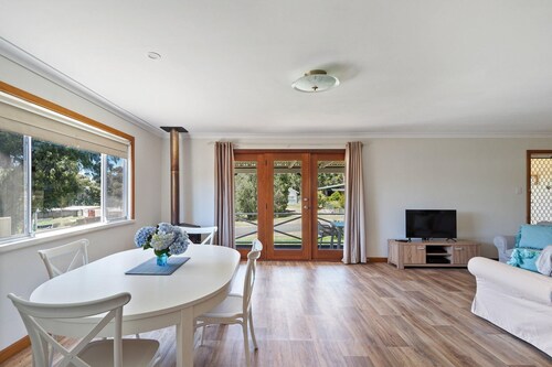 Hop Skip Cottage - Hop Skip Cottage -  A 60's cottage with tasteful touches of retro decor & modern furnishings